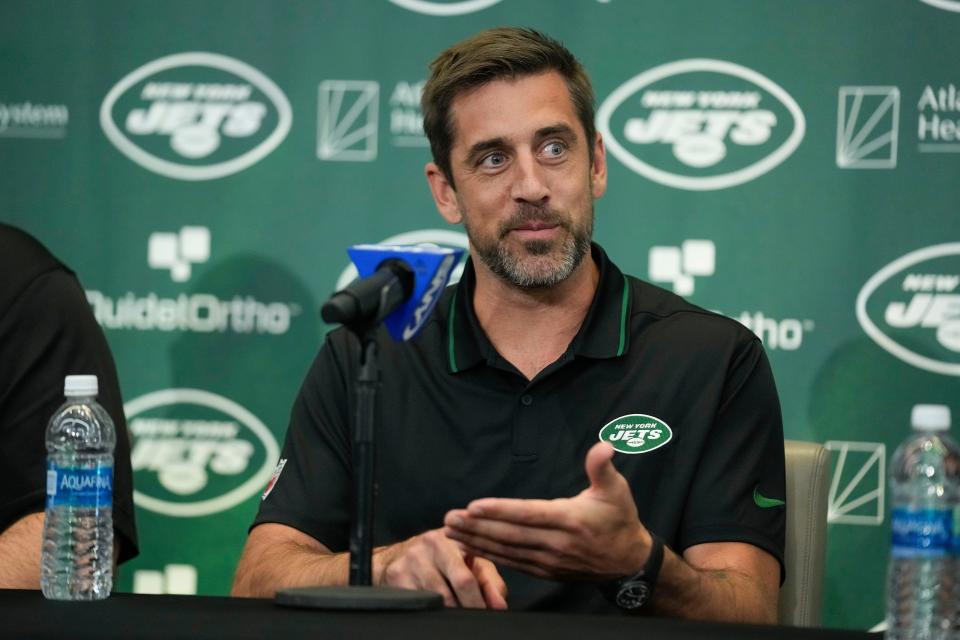 El mariscal de campo de los New York Jets, Aaron Rodgers, responde preguntas durante una conferencia de prensa introductoria de fútbol americano de la NFL el miércoles 26 de abril de 2023 en Florham Park, Nueva Jersey.