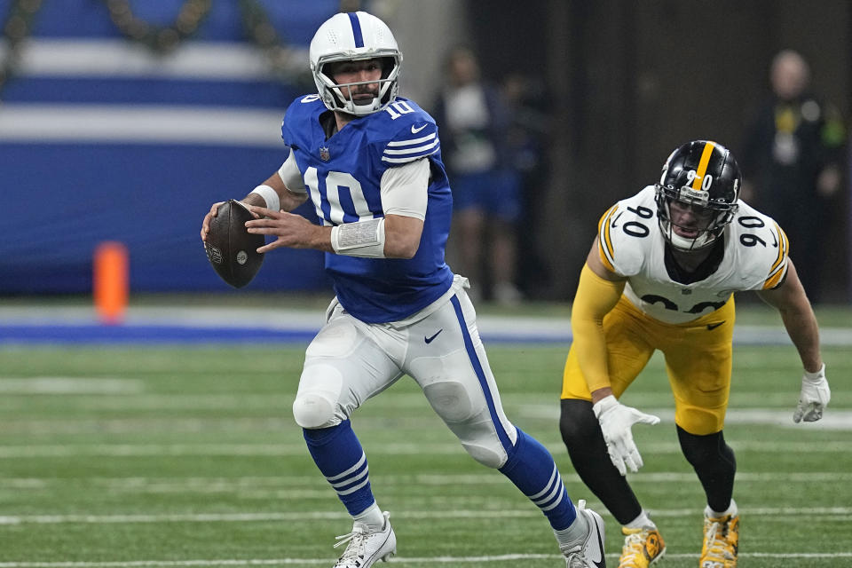 Gardner Minshew, quarterback de los Colts de Indianápolis, busca enviar un pase, presionado por T.J. Watt, de los Steelers de Pittsburgh, el sábado 16 de diciembre de 2023 (AP Foto/Darron Cummings)