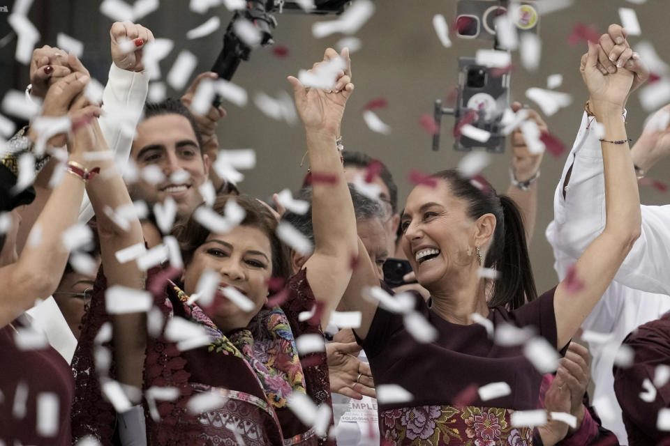 La candidata presidencial, Claudia Sheinbaum, derecha, y la candidata a jefa de gobierno de la ciudad, Clara Brugada, levantan las manos bajo una lluvia de confeti en el mitin de cierre de campaña de Sheinbaum, en el Zócalo de Ciudad de México, el miércoles 29 de mayo de 2024. (AP Foto/Eduardo Verdugo)