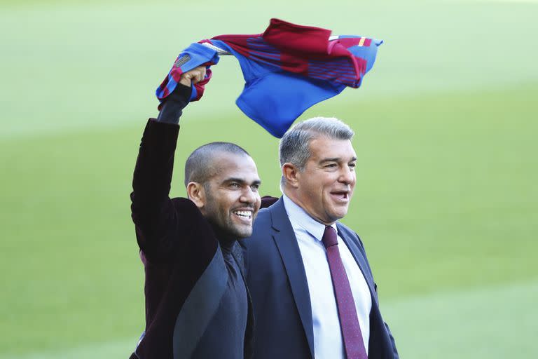 Dani Alves agita una camiseta de Barcelona junto al presidente del club, Joan Laporta, durante la presentación del lateral brasileño