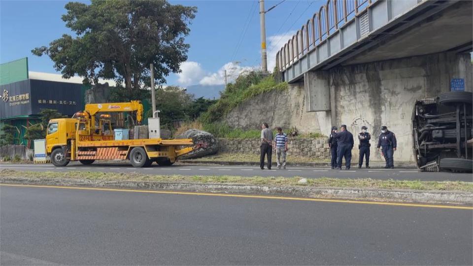 曳引車未注意限高撞天橋！　整車「90度翻覆」驚悚畫面曝