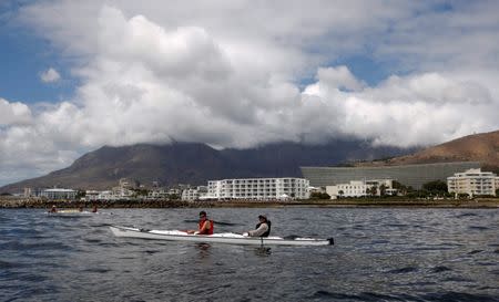 FILE PHOTO: A group of kayakers take in the sights of Cape Town February 12, 2012. REUTERS/Mike Hutchings/File Photo