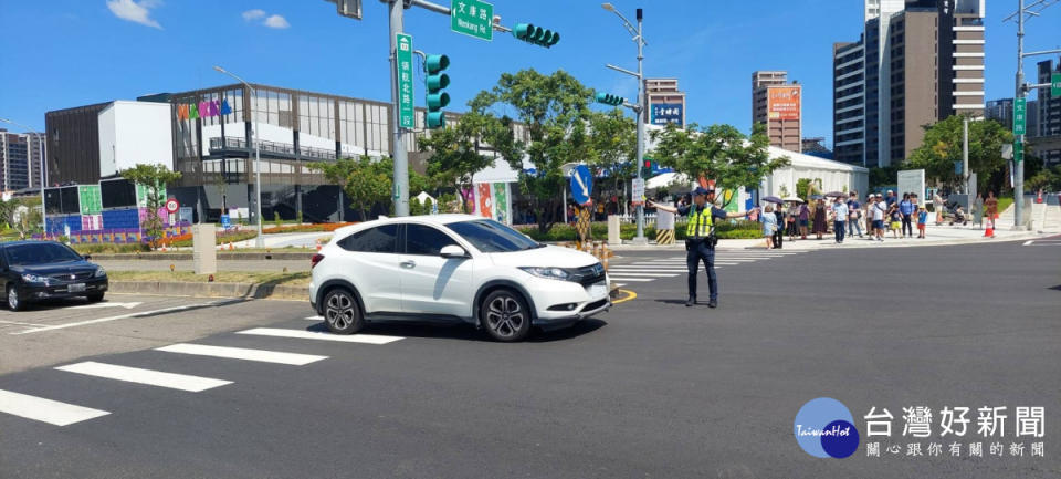 桃園市政府警察局呼籲民眾避開易壅塞路段、妥適規劃行程，配合警方管制疏導，把握寶貴假期時間。