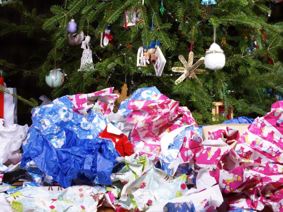 An Weihnachten fällt meist viel Verpackungsmüll an. (Bild: SAJE/Shutterstock.com)