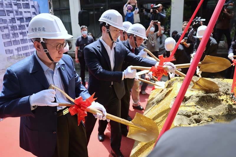 清華大學台北校區月涵堂修建工程23日舉行動土典禮，左至右為出席動土典禮民眾黨主席柯文哲、台北市長蔣萬安、台北政經學院基金會董事長黃煌雄。（中央社）