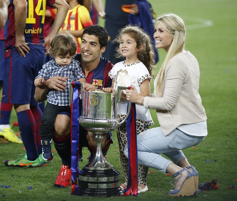 El delantero uruguayo del FC Barcelona Luis Suárez posa, junto a su mujer Sofía Balbi y sus hijos, con la Copa del Rey, tras el partido de la final frente al Athletic de Bilbao jugado esta noche en el Camp Nou, en el que el que el Barça se ha proclamado campeón por 1-3. EFE/Andreu Dalmau