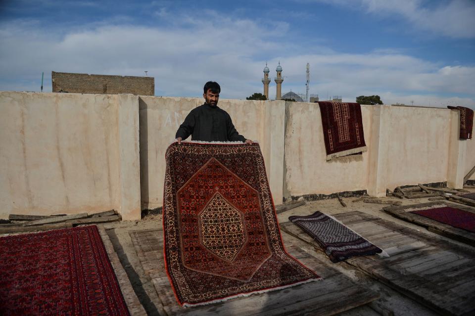 <p>Por último, las dejan secar durante meses en los tejados de sus casas para permitir que el sol resalte sus colores. Posteriormente las llevan a sus tiendas de Kabul o de otras ciudades importantes de Afganistán. (Foto: Hoshang Hashimi / AFP / Getty Images).</p> 