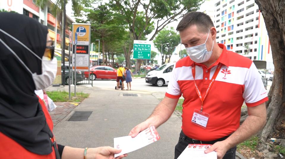 Progress Singapore Party candidate Brad Bowyer handing out pamphlets during the party's walkabout at Chong Pang Market on 21 June 2020. (PHOTO: Nicholas Tan/Yahoo News Singapore)