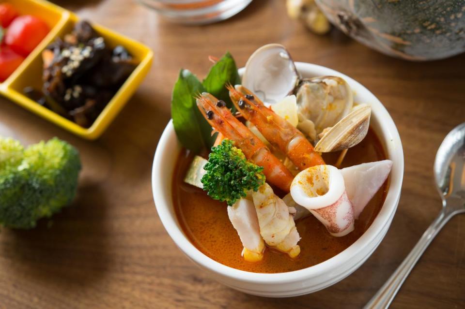 「新加坡叻沙海鮮湯」連叻沙醬都自製，香濃夠味。（189元／份）