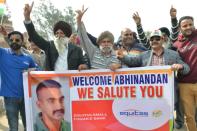 Une foule crie des slogans en attendant le retour du pilote indien relâché par Islamabad le 1er mars 2019 près de la frontière entre l'Inde et le Pakistan