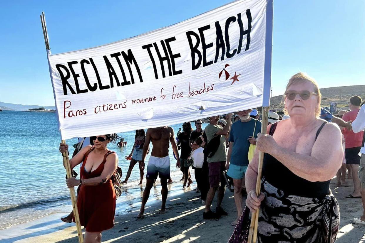 Greeks battle to save beaches from invasion of commercial sunbeds
This article is more than 8 months old
Protesters demand end to the illegal spread of loungers and say sands must be free for all. (©Save Paros)