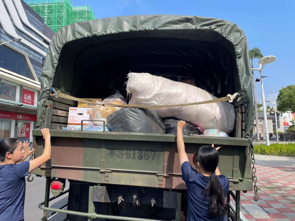 空軍第6混合聯隊協助物資運送 圖/創世基金會提供 下同