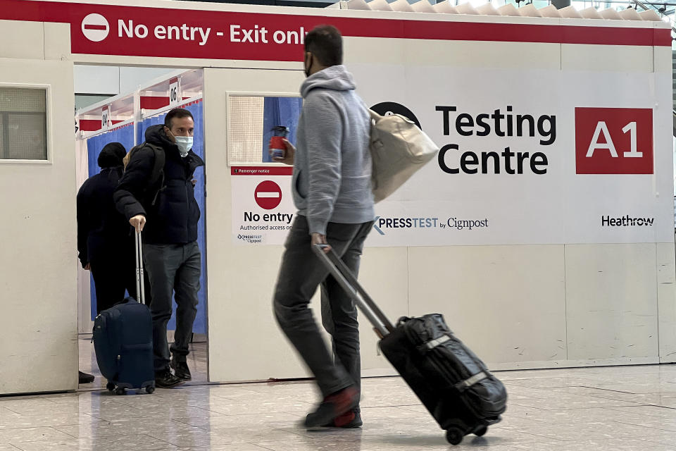 ARCHIVO - Un pasajero sale de un módulo de pruebas diagnósticas de COVID-19 el 29 de noviembre de 2021, en el aeropuerto Heathrow de Londres. (AP Foto/Frank Augstein, archivo)