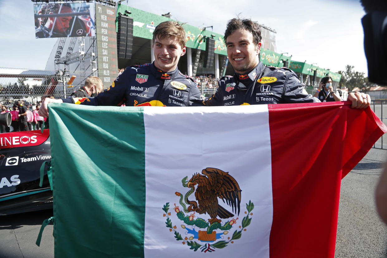 Checo Pérez celebra junto a Max Verstappen en el Gran Premio de México 2021. (REUTERS/Francisco Guasco)