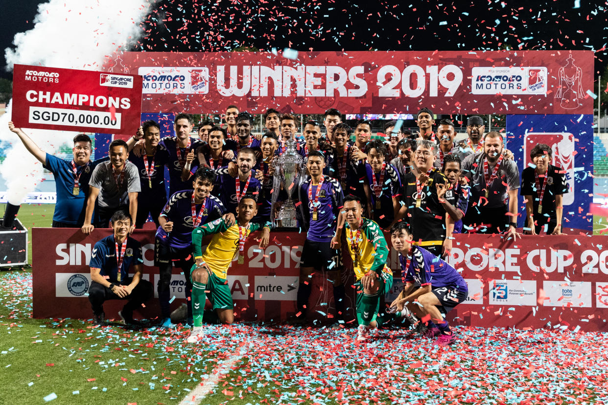 Tampines Rovers with the Singapore Cup after beating Warriors FC 4-3 in the final. (PHOTO: Football Association of Singapore)