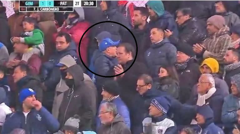 Furor por la imagen viral de Diego Maradona en la cancha de Gimnasia (Foto: Captura de pantalla)