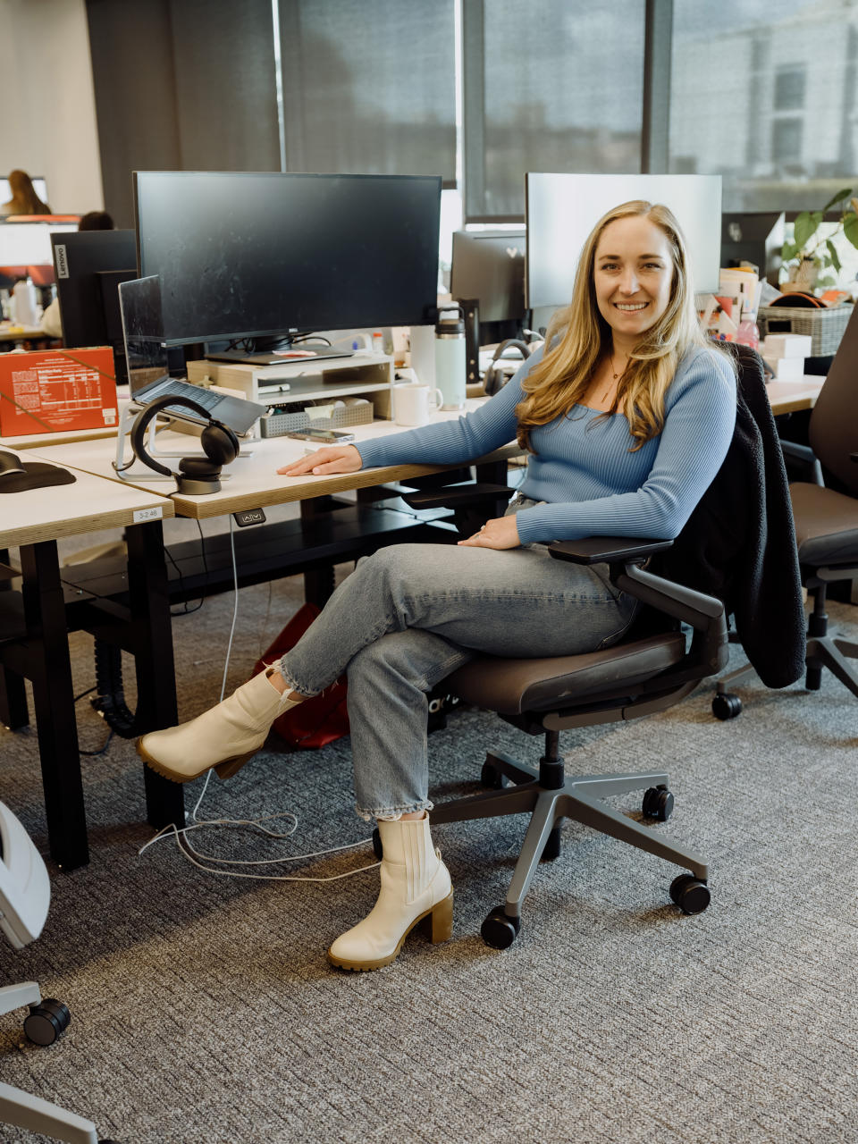 Empleados de la empresa tecnológica Verkada, que ha vuelto a pedir a sus trabajadores que vayan a la oficina cinco días a la semana, en San Mateo, California, el 18 de abril de 2023. (Aaron Wojack/The New York Times)
