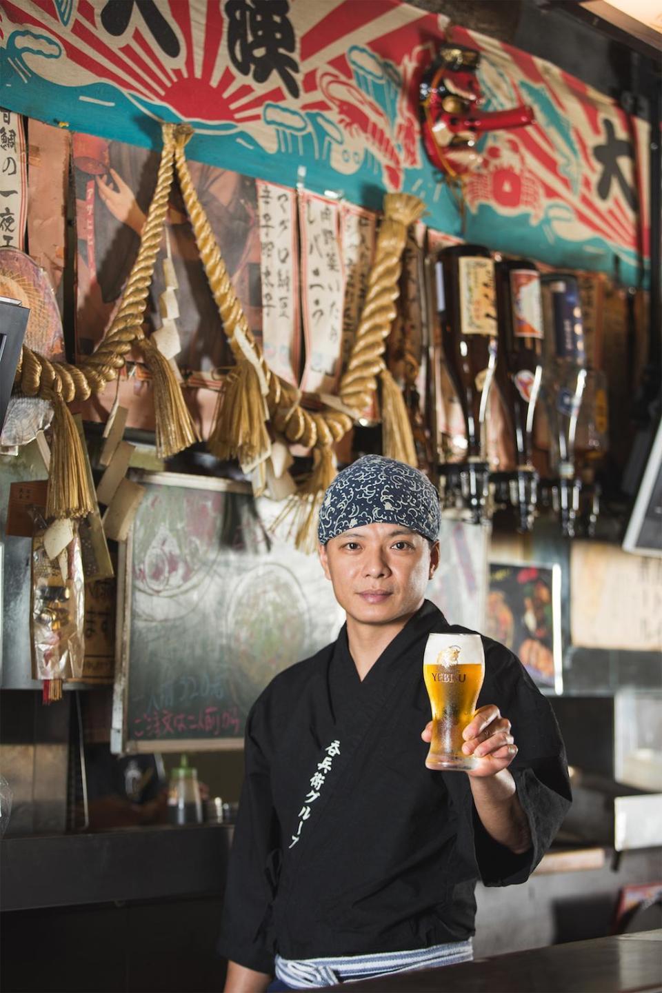 YEBISU惠比壽桶裝生啤酒於台北指標性居酒屋吞兵衛販售，圖為吞兵衛阿慶店長 。（三商食品提供）
