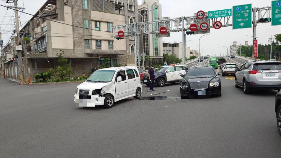 <strong>1輛白色Suzuki轎車左迴轉時，不慎撞上千萬賓利。（圖／民眾提供）</strong>