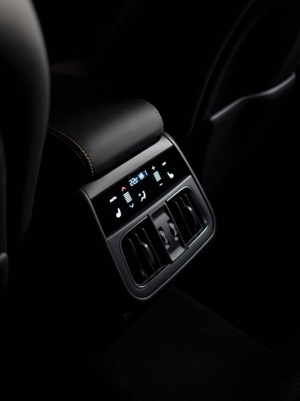 Grecale 擁有同級最佳的後座空間表現，搭配提供後座專屬6.5吋觸控面板的三區恆溫空調系統，成為唯一兼顧乘坐舒適性與實用空間機能的豪華中大型SUV首選。