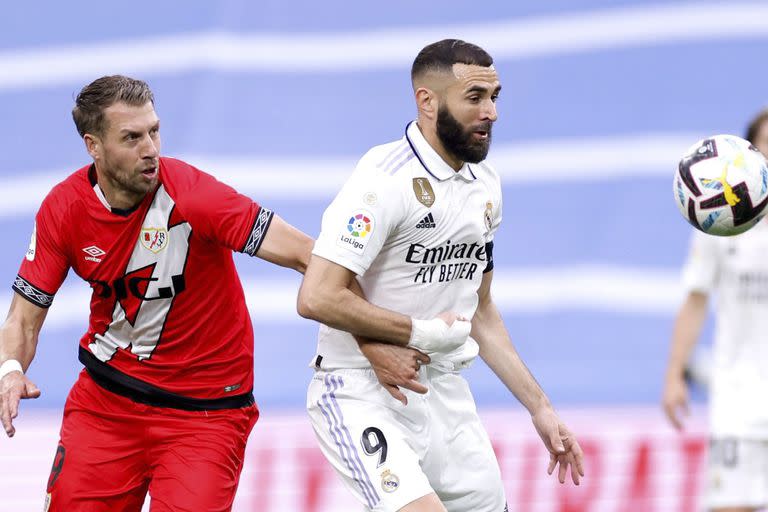 Karim Benzema terminó con un corte en el pie derecho el partido con Rayo Vallecano, pero aun así pudo marcar el tanto de la victoria