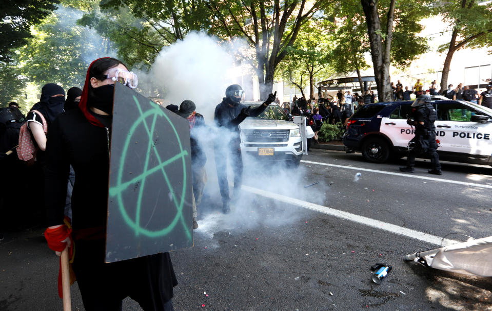 <p>Police charge counterprotesters during a rally by the Patriot Prayer group in Portland, Ore., Aug. 4, 2018. (Photo: Bob Strong/Reuters) </p>