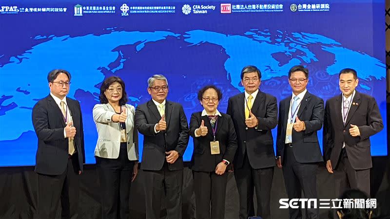 WIW World Investor Week kicks off.  From right to left are Lin Zhiyan, Chairman of the Taiwan Real Estate Investment Association CCIM, Huang Zhaojing, Chairman of the Taiwan CFA Association, Li Changgeng, Chairman of the Financial Advisor Certification Association of Taiwan FPAT, Xiao Cuiling, Vice Chairman of the Financial Regulatory Commission, and Hua Jing, Deputy Minister of the Tu Qun Ministry, Chairman of ROC PFA Pension Fund Association Wang Liling, Chairman of ROC SITCA Securities Investment Trust and Liu Zongsheng Advisory Business Association.  (Photo/Photo by reporter Dai Yuxiang)