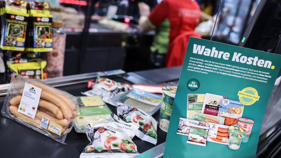 Der Discounter Penny hatte Ende Juli 2023 für eine Woche bei neun ausgewählten Produkten die «wahren» Preise kassiert. (Bild: dpa)