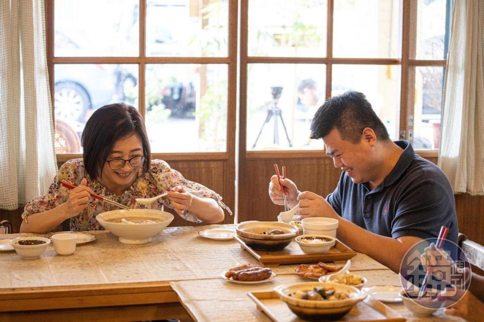 資深美食記者顏怡今（左）這天帶著世界麵包冠軍王鵬傑（右），來吃阿母古早味。