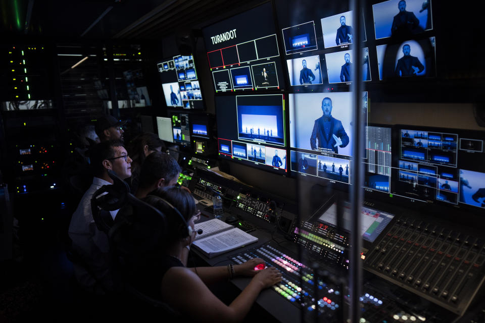 Personal de la televisora estatal española trabajan en la emisión de la ópera "Turandot", de Giacomo Puccini, en el Teatro Real de Madrid, el 14 de julio de 2023. Desde hace ocho años, el Teatro Real ofrece la retransmisión gratuita de las óperas que se representan en su escenario a pueblos y ciudades de toda España. El objetivo es incentivar el interés por la ópera y librarla de su etiqueta de elitista. (AP Foto/Bernat Armangué)