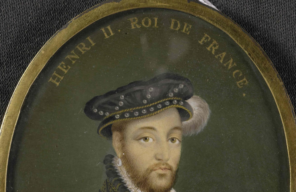 L'une des plus anciennes prophéties de Nostradamus est liée à la mort de l'ancien roi de France, Henri II. Dans son livre, Nostradamus écrit : "Le jeune lion vaincra le plus vieux", précisant qu'il lui "percera les yeux à travers une cage d'or", ce qui entraînera "deux blessures" qui provoqueront une "mort cruelle". Henri II est mort en 1559 après qu'un jeune soldat lui a enfoncé des éclats dans les yeux, lui causant une mort très douloureuse.