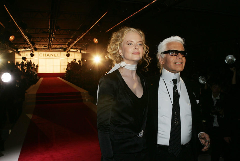 Η ηθοποιός Nicole Kidman και ο σχεδιαστής μόδας Karl Lagerfeld στη συλλογή ετοίμων ρούχων Chanel άνοιξη-καλοκαίρι 2005 κατά τη διάρκεια της Εβδομάδας Μόδας του Παρισιού.  (Φωτογραφία Stephane Cardinale/Corbis μέσω Getty Images)