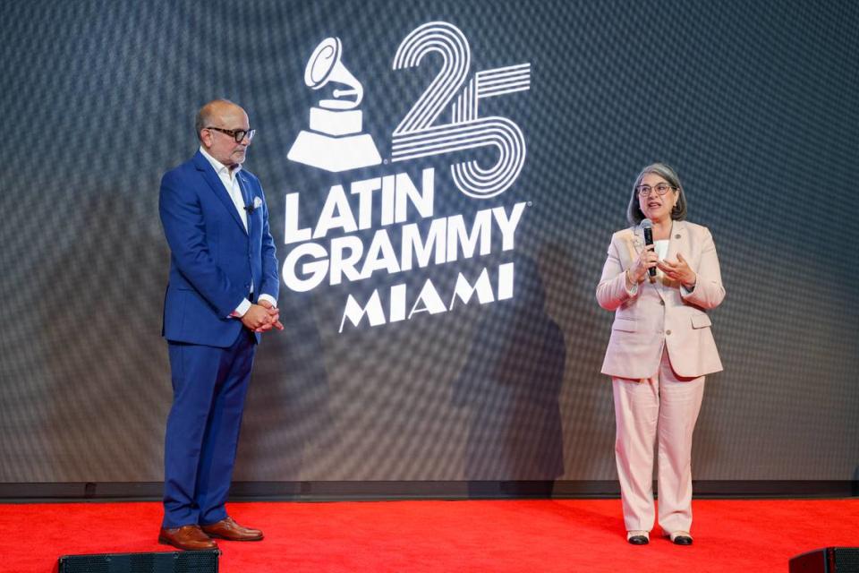 Manuel Abud, director ejecutivo de la Academia Latina de la Grabación y la alcaldesa del condado de Miami-Dade, Daniella Levine Cava, hablan en el escenario durante el anuncio oficial de la 25a Entrega Anual del Latin GRAMMY® el 17 de abril de 2024 en Miami, Florida.