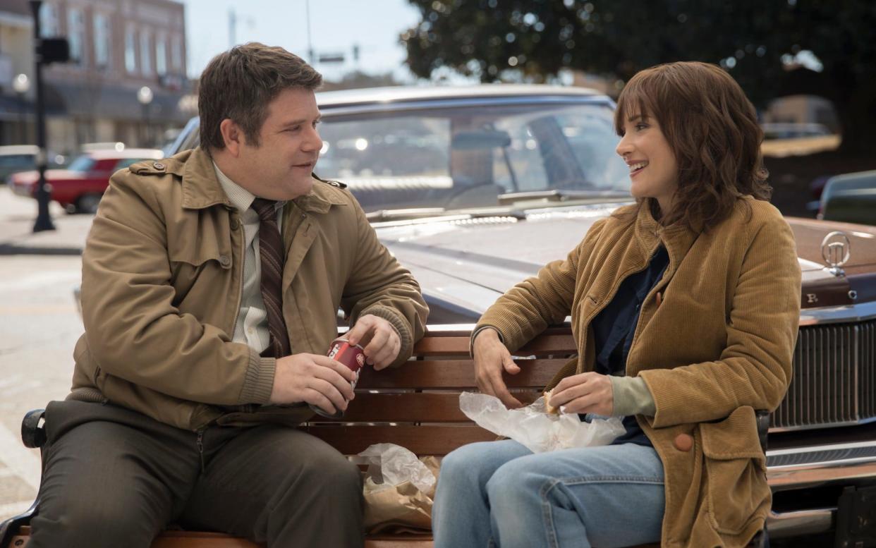 Sean Astin and Winona Ryder in Stranger Things 2 - Netflix