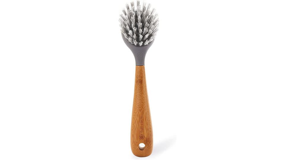 Full Circle Tenacious C cast-iron Brush and Scraper with Bamboo Handle – Skillet Scrubber with Tough Nylon Bristles - Amazon