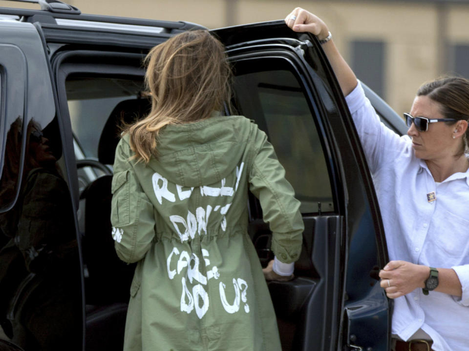 Absicht oder Ignoranz? In dieser Jacke besuchte Melania Trump am Donnerstag ein Auffanglager für Flüchtlingskinder in Texas. (Bild-Copyright: Andrew Harnik/AP)