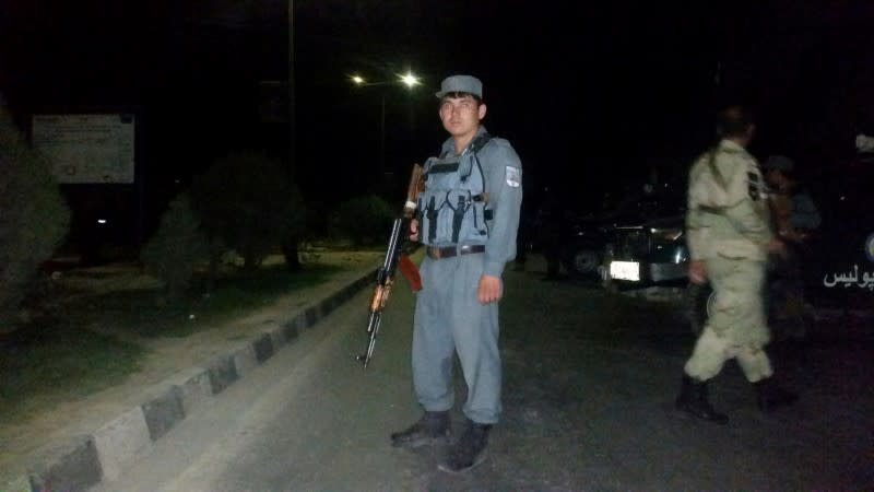 Forces de sécurité afghanes à Kaboul sur le lieu d'une attaque. Des individus armés ont attaqué mercredi l'université américaine d'Afghanistan, dans la capitale, où des explosions et des tirs ont été signalés sur le campus. /Photo prise le 24 août 2016/REUTERS/Omar Sobhani