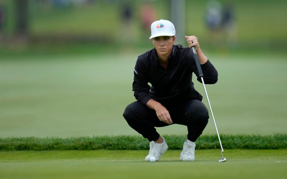 Mel Reid, de Inglaterra, alinea un putt en el tercer hoyo durante la segunda ronda del torneo de golf Women's PGA Championship