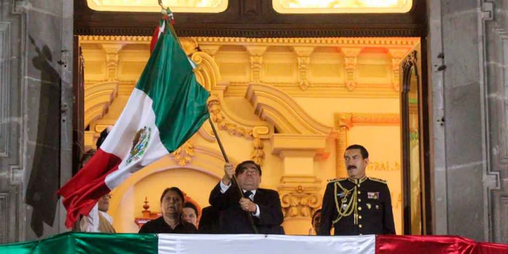 Grito de Independencia en el zócalo de Puebla, con pocas personas