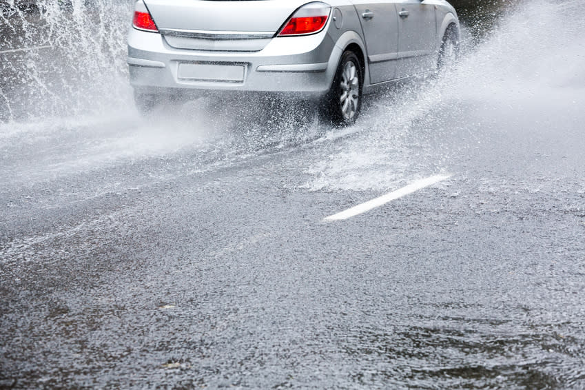 Car on very wet r暴雨來襲 8個你一定要知道的開車眉角oad