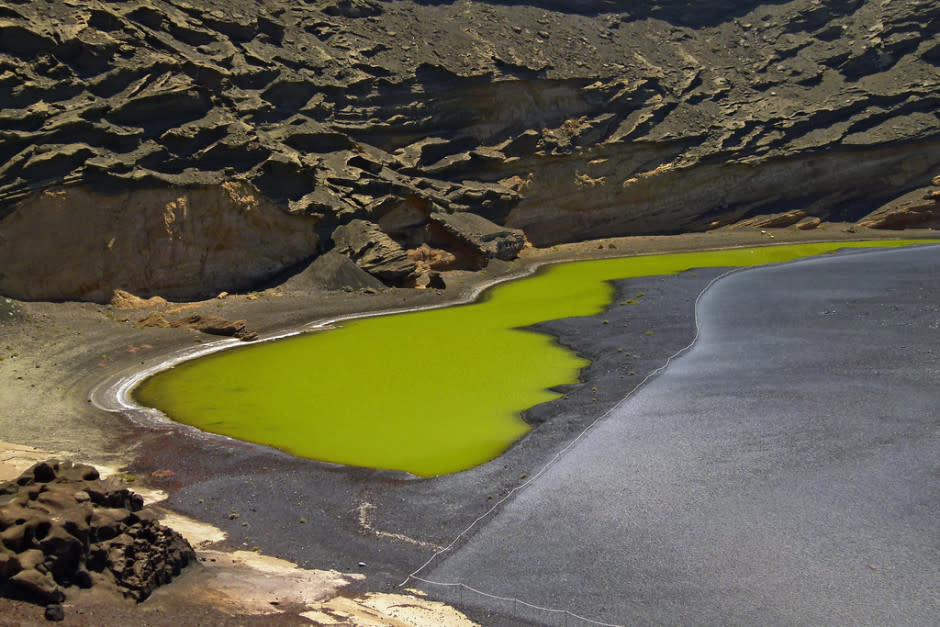 1.- Lago Verde, Lanzarote: Pensar en un lago verde es inmediatamente pensar en un destino exótico. Pues no, lo tenemos aquí al lado, en Lanzarote. Pese a que no es posible bañarse, observar el contraste de las arenas negras con el verde del lago es una visión única. Crédito: penjelly.