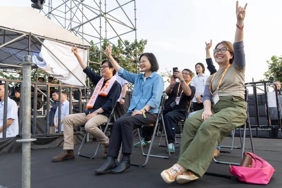 <strong>總統蔡英文（左2）和高雄市長陳其邁（左1）在台下比出搖滾手勢觀賞演出。（圖／翻攝自Facebook@蔡英文 Tsai Ing-wen）</strong>