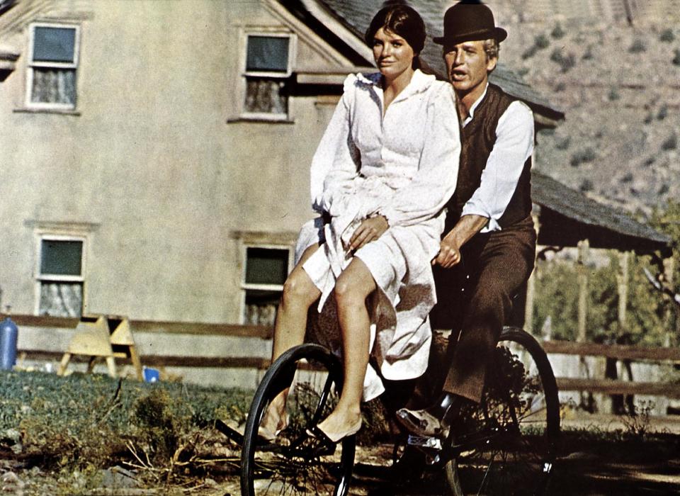 Kino. Zwei Banditen, Butch Cassidy And The Sundance Kid, Zwei Banditen, Butch Cassidy And The Sundance Kid, Paul Newman, Katherine Ross Butch Cassidy (Paul Newman) faehrt Etta (Katherine Ross) mit dem Fahrrad spazieren., 1968. (Photo by FilmPublicityArchive/United Archives via Getty Images)