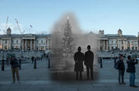 <p>Dos policías observan el árbol de Navidad de casi 20 metros de alto, un regalo de Noruega, iluminado en Londres en Trafalgar Square, frente a la Galería Nacional, el 1 de diciembre de 1948 (<em>Getty</em>). </p>