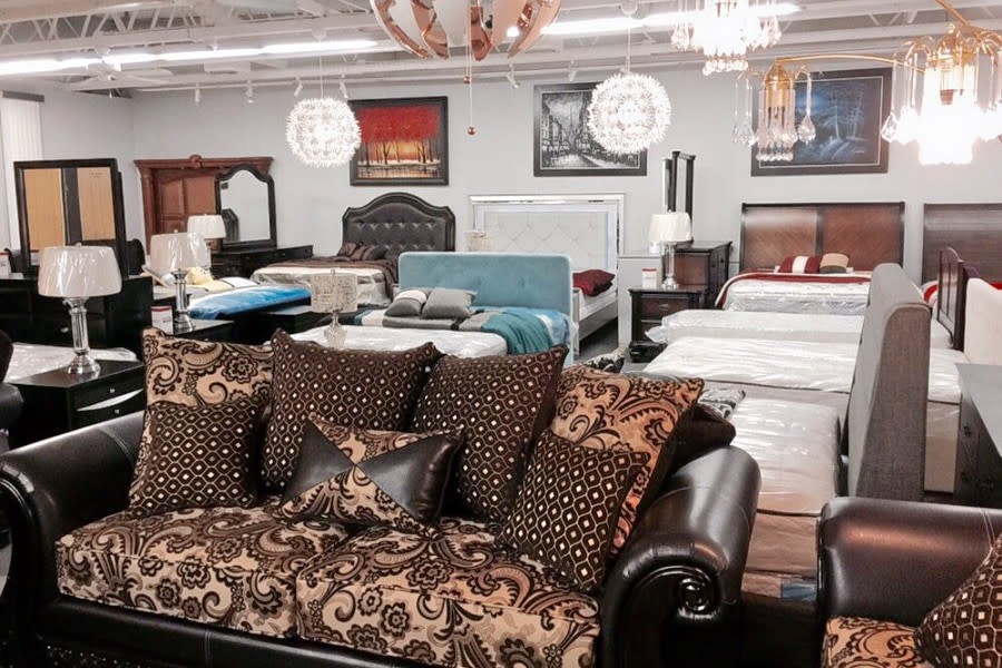 <b>Photo: queen's furniture & electronics/<a href="https://yelp.com/biz_photos/queens-furniture-and-electronics-bakersfield-2?utm_campaign=04559f58-fd02-4001-a4f6-d998bad67bfa%2Cdf5344be-e7ac-46a9-93b8-df04eecc0372&utm_medium=81024472-a80c-4266-a0e5-a3bf8775daa7" rel="nofollow noopener" target="_blank" data-ylk="slk:Yelp;elm:context_link;itc:0;sec:content-canvas" class="link ">Yelp</a></b>