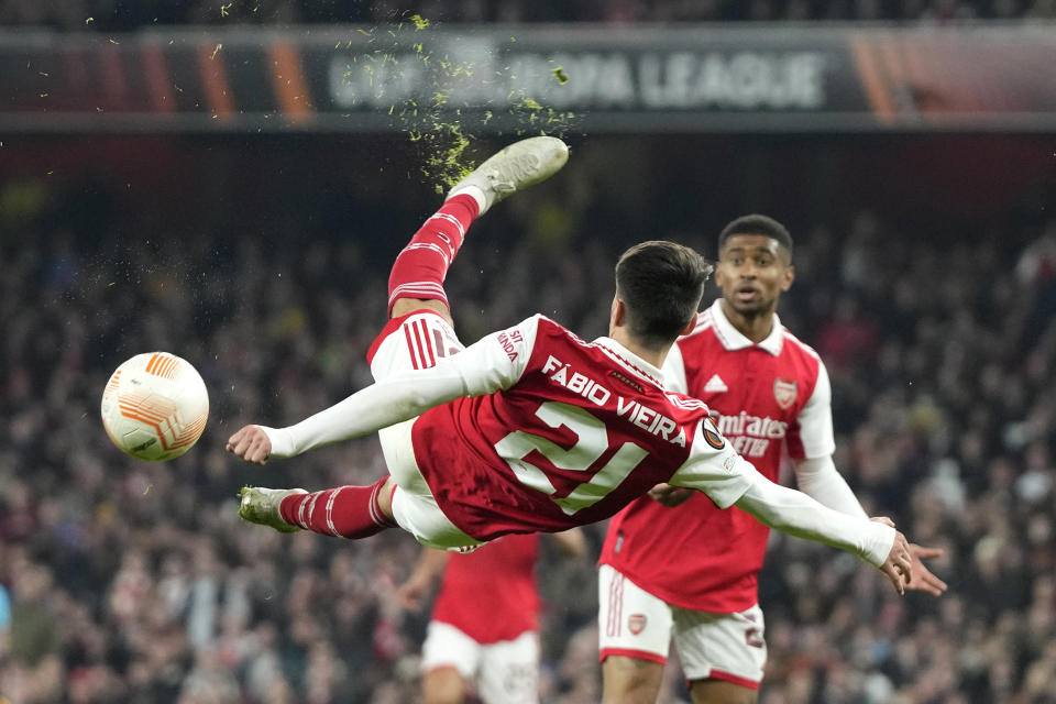 Fabio Vieira, del Arsenal, rebana un blón en el partido de la Liga Europa ante el Zurich, el jueves 3 de noviembre de 2022, en Londres (AP Foto/Frank Augstein)