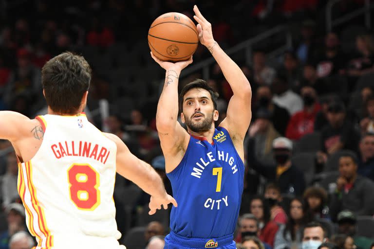 Danilo Gallinari le dejó un espacio y, después de un amague de pase, Facundo Campazzo lanza alto; será su único triple de una noche que tuvo muchísimo lucimiento del argentino en la victoria de Denver Nuggets como visitante de Atlanta Hawks en la NBA.