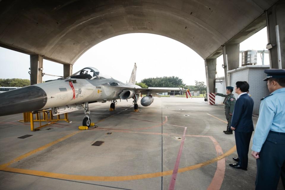  賴清德訪視空軍防空暨飛彈指揮部所屬部隊及空軍第三戰術戰鬥機聯隊。 圖：總統府提供 