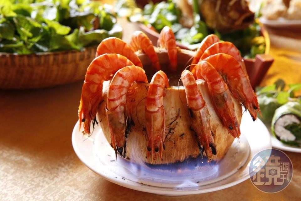 「浴火椰蝦」是用新鮮椰汁汆燙草蝦，讓蝦肉飽含椰汁的甘甜，上桌時燃火增添視覺效果。（580元／份）
