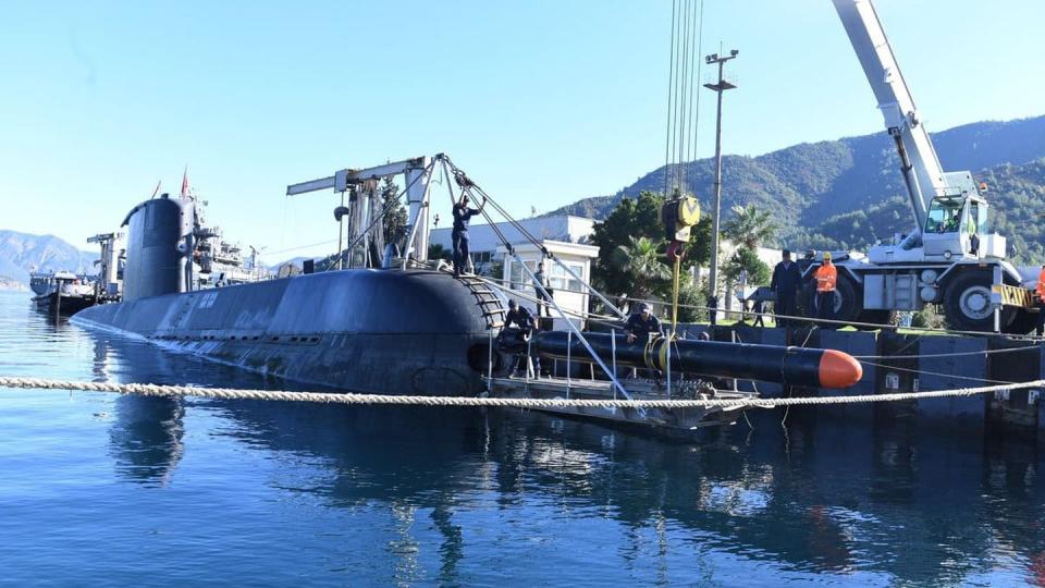 An Akya heavyweight torpedo is seen near the Preveze-class submarine TCG Preveze prior to a live-fire test, during which the weapon reached initial operating capablity. (Turkish Defense Ministry)